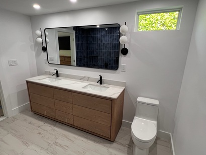 Modern double vanity with a large mirror