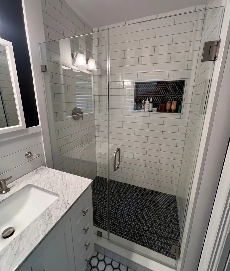 Traditional shower enclosure with niche