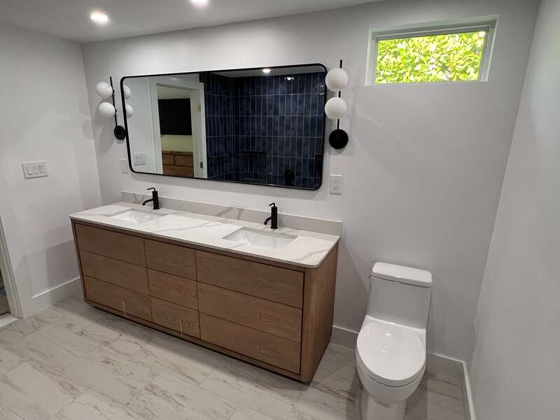 Modern double vanity with a large mirror